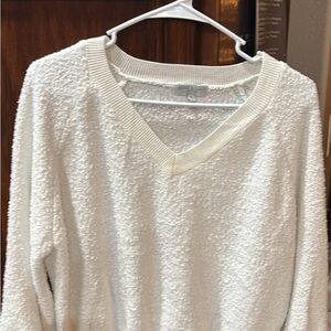 Woman’s cute casual White V-Neck pilled Sweater